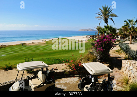 Leute spielen Golf im Cabo Real Golf Club in San Jose del Cabo am Pazifischen Ozean in Baja, Mexiko Stockfoto