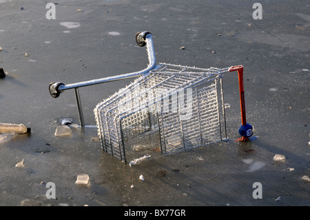 Aufgegeben von Einkaufswagen in Eis eingefroren Stockfoto