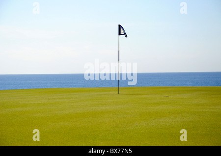 Putting Green und Fahnenstange am 14. Loch im Puerto Los Cabos Golf Club in San Jose del Cabo, Mexiko Stockfoto