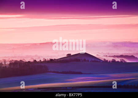 Frostigen Winter Sunrise von Walkers Hügel über dem Vale of Pewsey in Wiltshire, England, UK Stockfoto