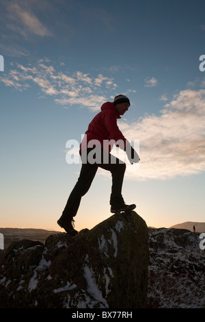 Ein Bergsteiger auf Todd Crag Gipfel im Lake District, Großbritannien, in der Dämmerung. Stockfoto