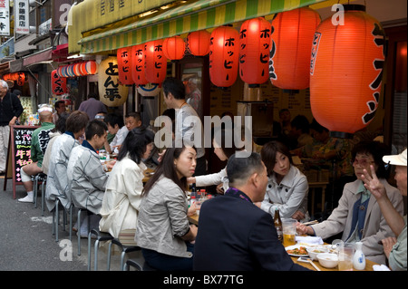 Kunden genießen einen Outdoor-Straßenseite Izakaya (trinken Einrichtung) in Asakusa, Tokio, Japan, Asien Stockfoto