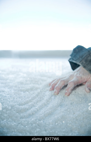 gefrorene Hand liegend auf Schnee und Eis. äußere Lage Stockfoto