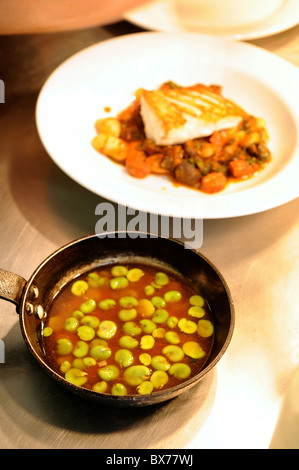 Eine Sauce aus geschälten Saubohnen in Vorbereitung und ein weißer Fisch Hauptgericht bei The Hardwick in der Nähe von Abergavenny 2008 Stockfoto