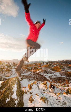 Ein Bergsteiger auf Todd Crag Gipfel im Lake District, Großbritannien, in der Dämmerung. Stockfoto