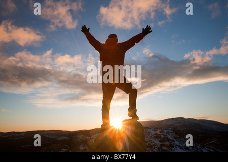 Ein Bergsteiger auf Todd Crag Gipfel im Lake District, Großbritannien, in der Dämmerung. Stockfoto