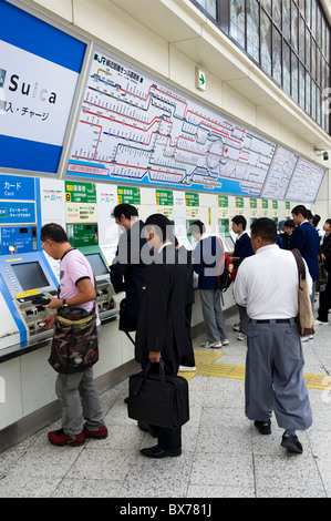 Passagiere, die Kauf Bahn-Tickets an Automaten am Bahnhof JR Ueno in Tokio, Japan, Asien Stockfoto