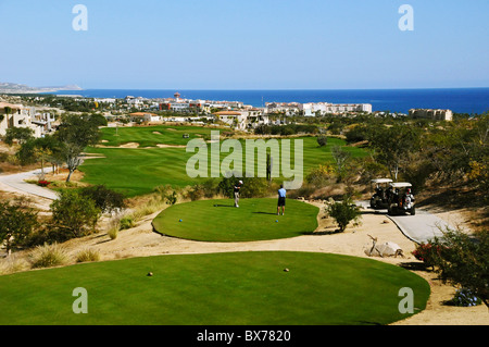 18. Loch auf dem Golfplatz Club Campestre mit Stadt von San Jose del Cabo und Pazifischen Ozean unter in Baja, Mexiko Stockfoto