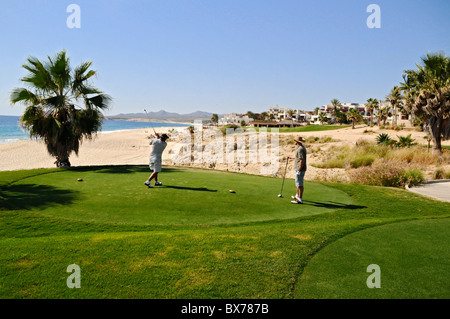 Leute spielen Golf im Cabo Real Golf Club in San Jose del Cabo am Pazifischen Ozean in Baja, Mexiko Stockfoto