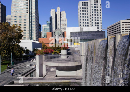 USA, Kalifornien, San Francisco, Yerba Buena Gardens und Skyline der Stadt Stockfoto