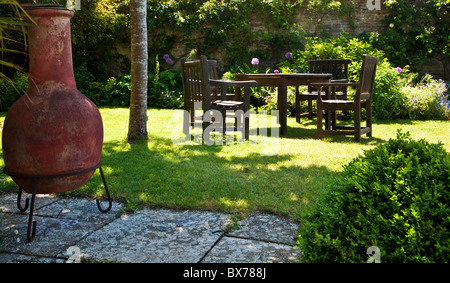 Eine ruhige Ecke in einem englischen Landhaus Sommer ummauerten Garten Stockfoto