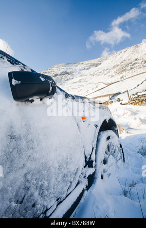 Ein Allradfahrzeug stürzte aus Kirkstone Pass unter winterlichen Bedingungen, Lake District, Großbritannien. Stockfoto