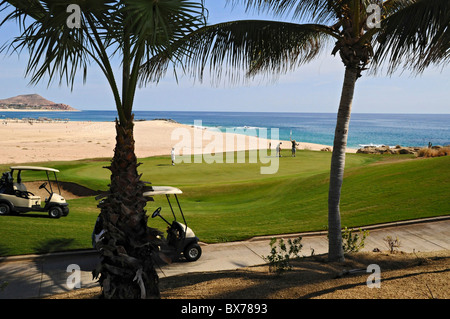 Leute spielen Golf im Cabo Real Golf Club in San Jose del Cabo am Pazifischen Ozean in Baja, Mexiko Stockfoto