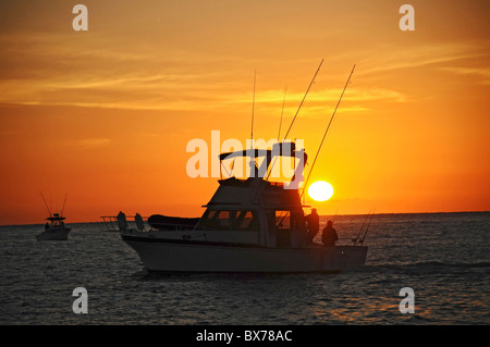 Gechartert Angelboote/Fischerboote aus San Jose del Cabo, Mexiko Küste unterwegs in pazifischen Ozean in der Morgendämmerung Stockfoto