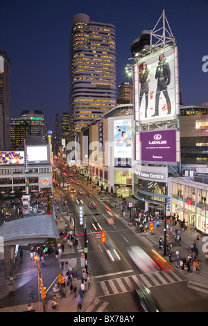 Leuchttransparente und Video-Bildschirme am Dundas Square in Toronto, Ontario, Kanada, Nordamerika Stockfoto