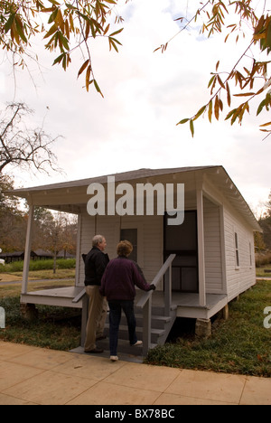 Älteres paar Eingabe Elternhaus Elvis Presley Tupelo Mississippi USA Stockfoto