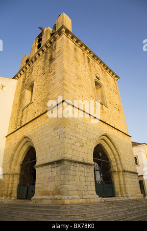 Die Festung wie steinerne Turm der mittelalterlichen Faro Kathedrale (Largo da Se) in Faro, Algarve, Portugal, Europa Stockfoto