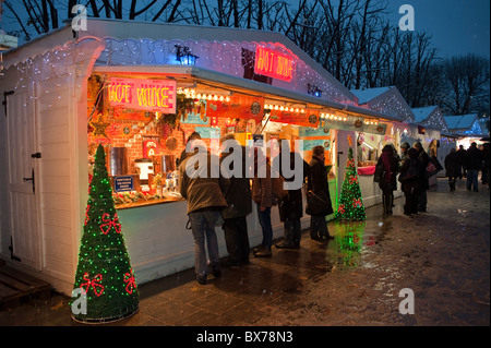 Paris, Frankreich, Group People Frauen kaufen Essen am Verkaufsstand, französischer Weihnachtsmarkt, auf den Champs-Elysees, Straßenverkäufer bei Nacht, Schnee Stockfoto