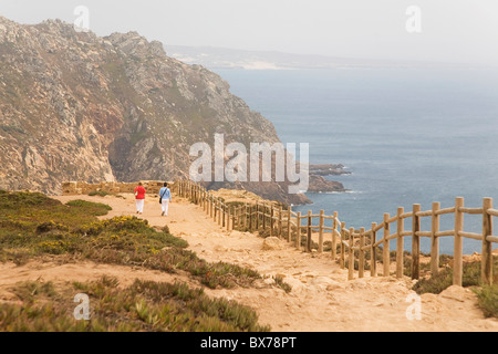 Menschen Fuß entlang der Klippen mit Blick auf den Atlantischen Ozean am westlichsten Punkt Europas am Cabo da Roca in Portugal, Europa Stockfoto