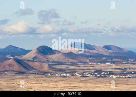 Schlackenkegel im Zentrum der Insel in der Nähe von Tinajo, ein Relikt der aktiven vulkanischen Vergangenheit der Insel Lanzarote, Kanarische Inseln, Spanien Stockfoto