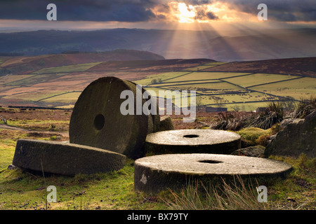 Mühlsteine in der Nähe von Stanage Edge im Peak District National Park Stockfoto