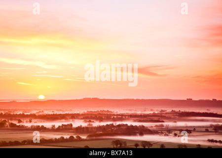 Nebligen Herbst Sonnenaufgang von Knapp Hill über Vale of Pewsey in Wiltshire, England, UK Stockfoto