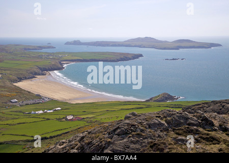 Ramsey Island, Whitesands Bay und St. Davids Head in Frühlingssonne aus Carn Llidi, Pembrokeshire Nationalpark, Wales, UK Stockfoto