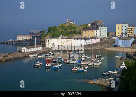 Die alten historischen Hafen am Abend Sonnenschein im Sommer, Tenby, Pembrokeshire Nationalpark, West Wales, Wales, UK Stockfoto