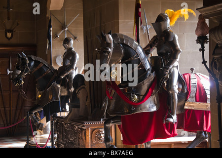 Rüstungen in der großen Halle im Warwick Castle, Warwickshire, England Stockfoto