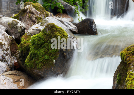 Einem felsigen Wasserfall im Bergbach mit Moos auf den Felsen, eine beruhigende und friedliche Szene der Natur in Skagway, Alaska, USA. Stockfoto