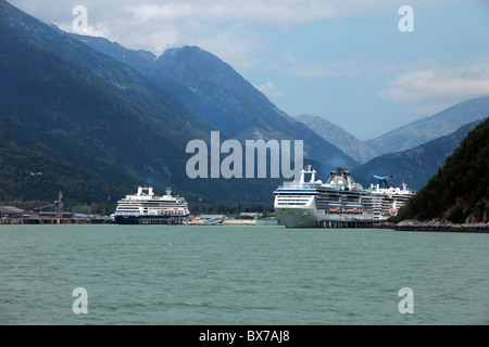 Urlaub Kreuzfahrtschiffe im Hafen, Hafen von Skagway, Alaska, USA mit blauem Meer und große Berge im Hintergrund. Stockfoto