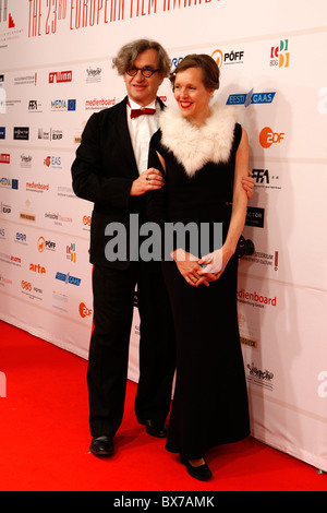 Regisseur Wim Wenders mit seiner Frau beim 23. Europäischen Filmpreis in Tallin Estland Stockfoto