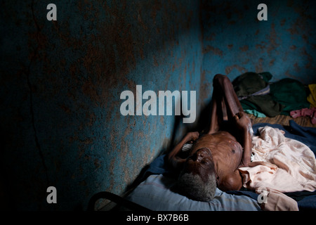 Lauredan Timerci liegt bei rund 80 Jahren am 16. Juli 2010 in Gador, Haiti sterben im Bett. Stockfoto