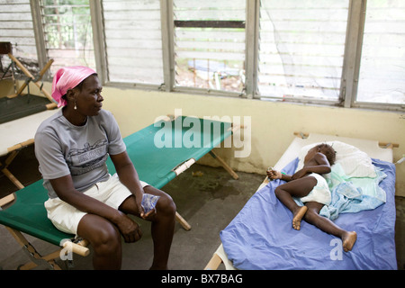 Eine Frau wacht über ihre junge Tochter, die mit Cholera, an das Hospital Albert Schweitzer krank ist Stockfoto