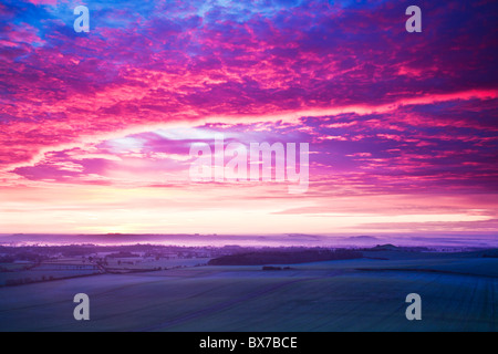 Frostigen Winter Sunrise von Walkers Hügel über dem Vale of Pewsey in Wiltshire, England, UK Stockfoto