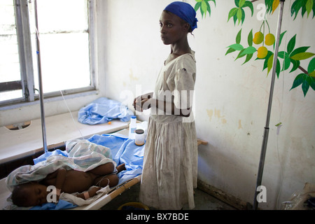 Eine Mutter wacht über ihre Tochter, die mit Cholera, an das Hospital Albert Schweitzer krank ist Stockfoto