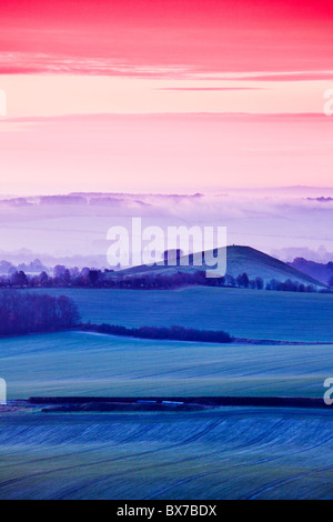 Frostigen Winter Sunrise von Walkers Hügel über dem Vale of Pewsey in Wiltshire, England, UK Stockfoto