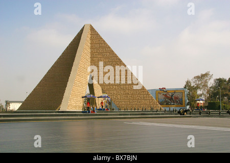 Die geschnitzten Pyramide am Grab des Präsidenten Sadat in Kairo - das Grab des unbekannten Soldaten. Stockfoto