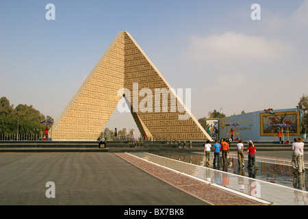 Die geschnitzten Pyramide am Grab des Präsidenten Sadat in Kairo - das Grab des unbekannten Soldaten. Stockfoto