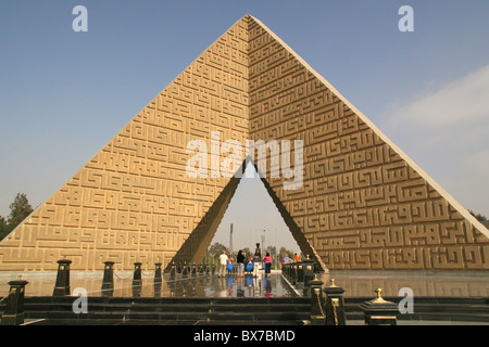 Die geschnitzten Pyramide am Grab des Präsidenten Sadat in Kairo - das Grab des unbekannten Soldaten. Stockfoto