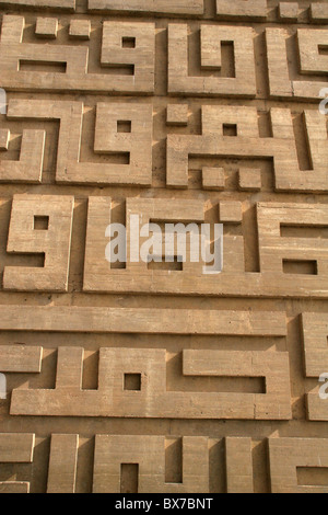 Detail der geschnitzte Pyramide am Grab des Präsidenten Sadat in Kairo - das Grab des unbekannten Soldaten. Stockfoto