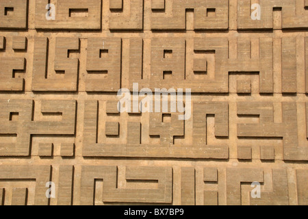 Detail der geschnitzte Pyramide am Grab des Präsidenten Sadat in Kairo - das Grab des unbekannten Soldaten. Stockfoto