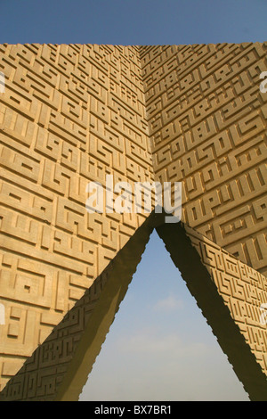 Die geschnitzten Pyramide am Grab des Präsidenten Sadat in Kairo - das Grab des unbekannten Soldaten. Stockfoto