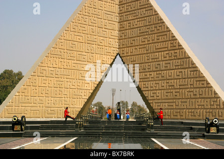 Die geschnitzten Pyramide am Grab des Präsidenten Sadat in Kairo - das Grab des unbekannten Soldaten. Stockfoto