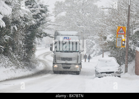 LKW durch Schnee, Billingshurst West Sussex England kämpfen Stockfoto