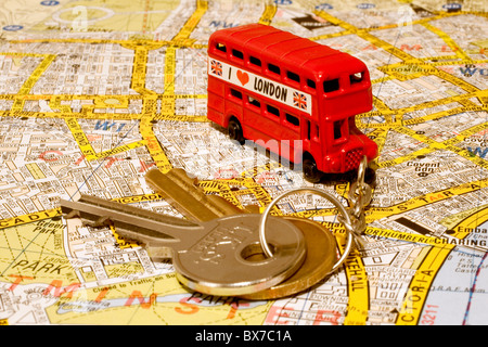 Roten Doppeldecker-Bus-Keyring auf Karte von London Stockfoto