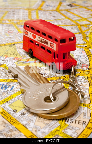 Roten Doppeldecker-Bus-Keyring auf Karte von London Stockfoto