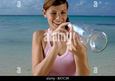 Frau postbottle senden Stockfoto