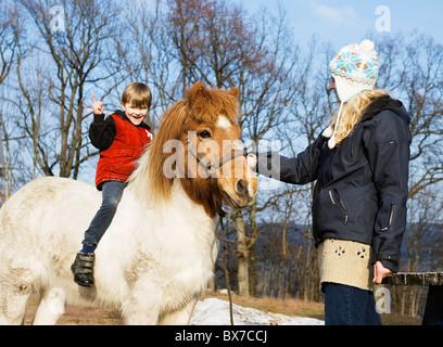 Mutter und Sohn mit Pferd Stockfoto