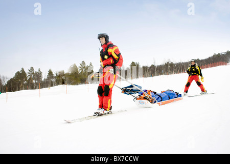 Zwei Retter in Piste Stockfoto